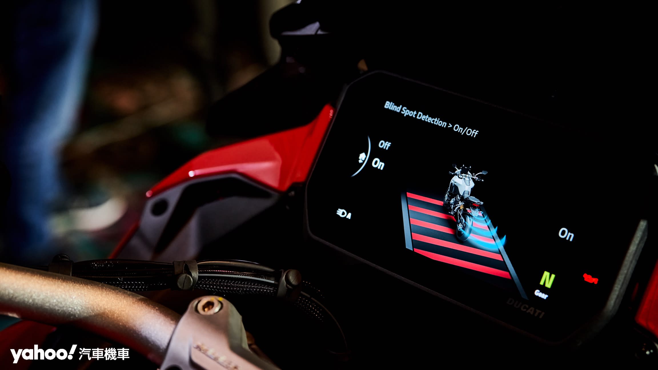 全新6.5吋TFT液晶儀表板具備Ducati Connect與全地圖導航系統，且全新Multistrada還具備更先進的二輪安全輔助系統。